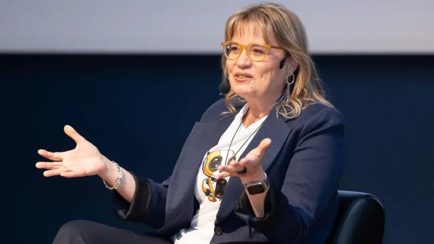 Ayşegül İldeniz’den gençlere yapay zeka çağrısı: Cesur olun haberinin görseli