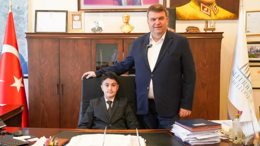 Başkan İsmail Yetişkin koltuğunu öğrenciye devretti haberinin görseli