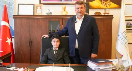 Başkan İsmail Yetişkin koltuğunu öğrenciye devretti