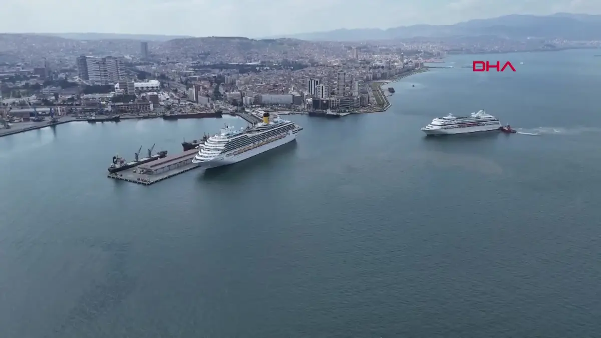 İzmir'e 2 kruvaziyer gemisi geldi görseli