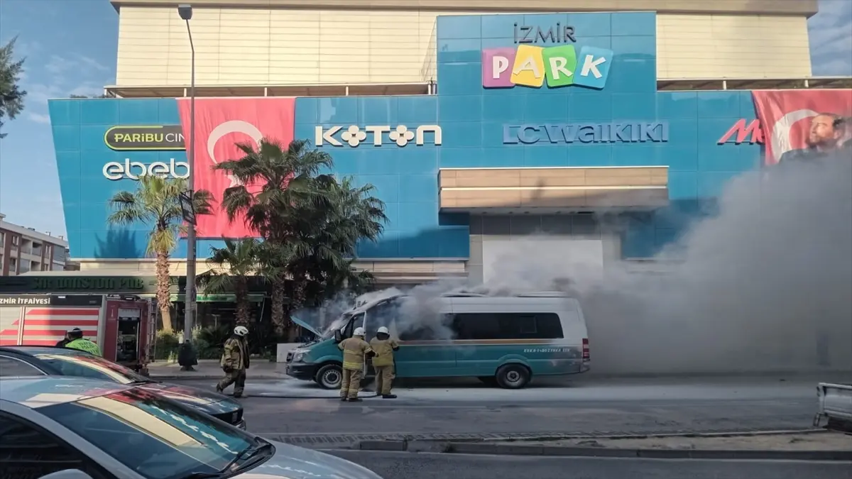 İzmir haber: Dolmuşta yangın çıktı görseli