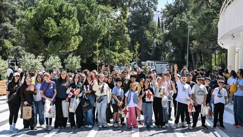 İzmir Kitap Fuarı öğrencilerden yoğun ilgi görüyor haberinin görseli