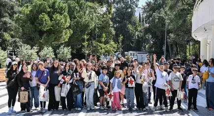 İzmir Kitap Fuarı öğrencilerden yoğun ilgi görüyor