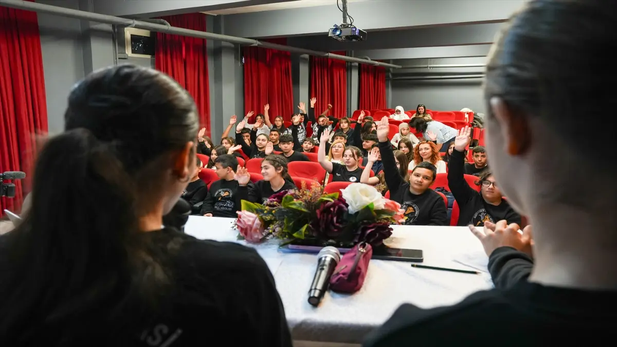 İzmirli öğrencilerin Okul Meclisi ile sorunlar çözüme kavuşuyor görseli