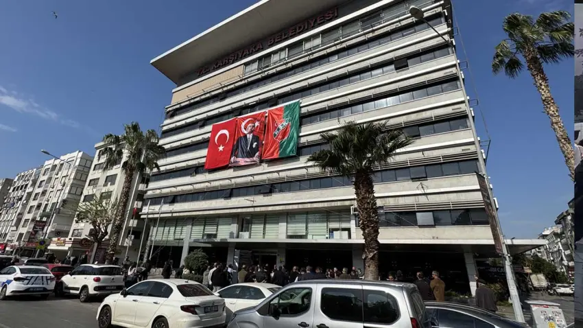 Karşıyaka Belediyesi’nde memurlar alacakları için iş bıraktı haberinin görseli