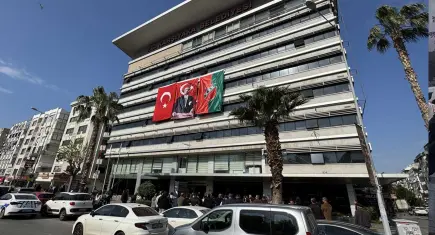 Karşıyaka Belediyesi’nde memurlar alacakları için iş bıraktı