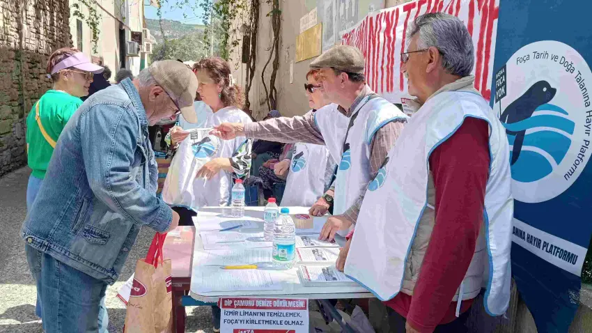 Körfez çamuru Foça’yı kirletiyor: Foçalılardan kirliliğe karşı imza kampanyası haberinin görseli