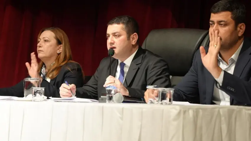 &Ouml;v&uuml;n&ccedil; Demir