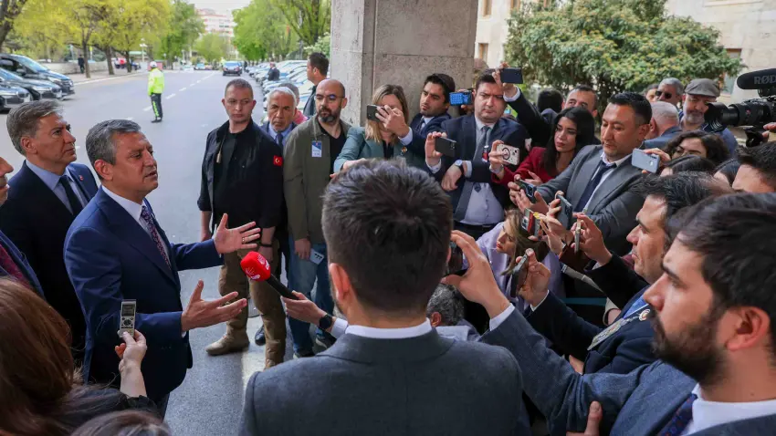 Özgür Özel: Kimse anayasanın arkasına saklanıp, anayasayı çiğnemeye çalışmasın haberinin görseli