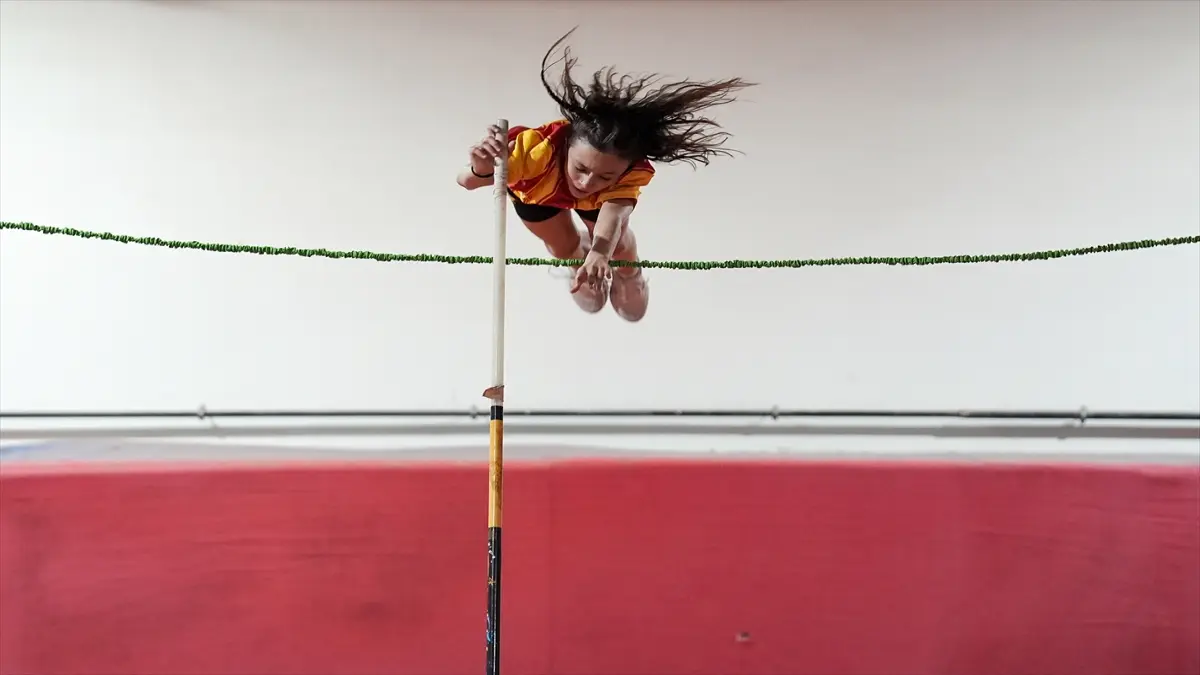 Türkiye rekortmeni Elif, zirveye göz kırpıyor görseli