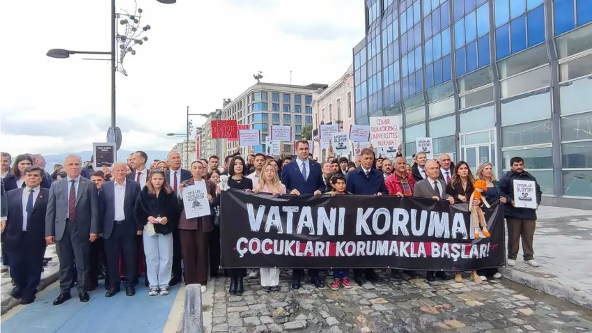 Başkan Tugay’dan iktidara çifte salvo: "Törenleri ayırdınız, çocukları korkuttunuz" haberinin görseli