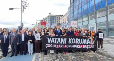 Başkan Tugay’dan iktidara çifte salvo: "Törenleri ayırdınız, çocukları korkuttunuz"