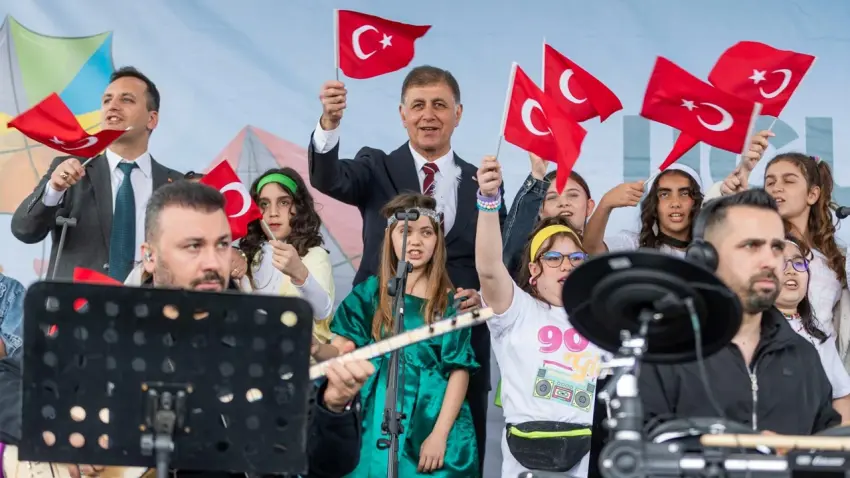 Başkan Tugay Uçurtma Şenliği’nde çocuklarla buluştu haberinin görseli