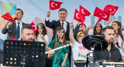 Başkan Tugay Uçurtma Şenliği’nde çocuklarla buluştu