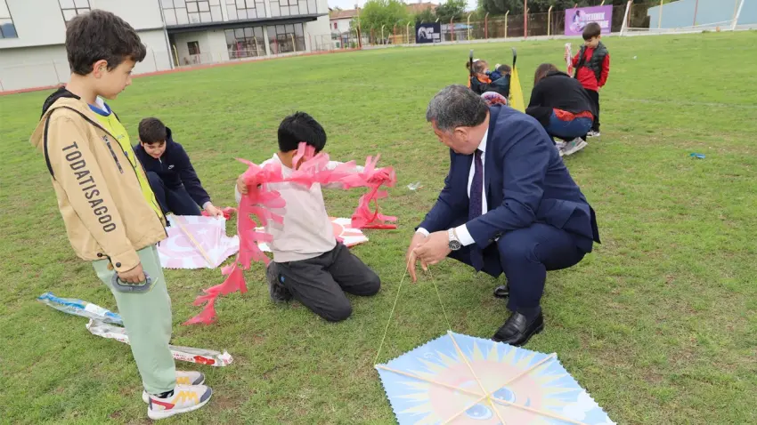 Bayındır’da gökyüzü uçurtmalarla şenlendi haberinin görseli