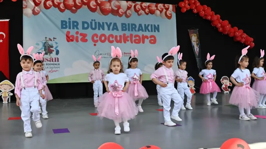 Bornova’da miniklerden 23 Nisan gösterisi haberinin görseli