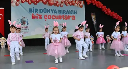 Bornova’da miniklerden 23 Nisan gösterisi