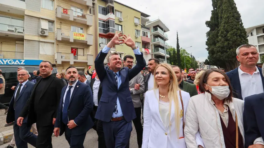 Buca’da 23 Nisan coşkusu kortej ve şenlikle kutlandı haberinin görseli