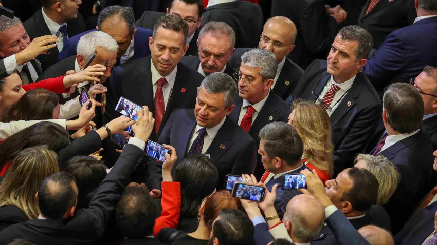 CHP Genel Başkanı Özgür Özel: Milletin elimize verdiği bayrağı bırakmayız haberinin görseli