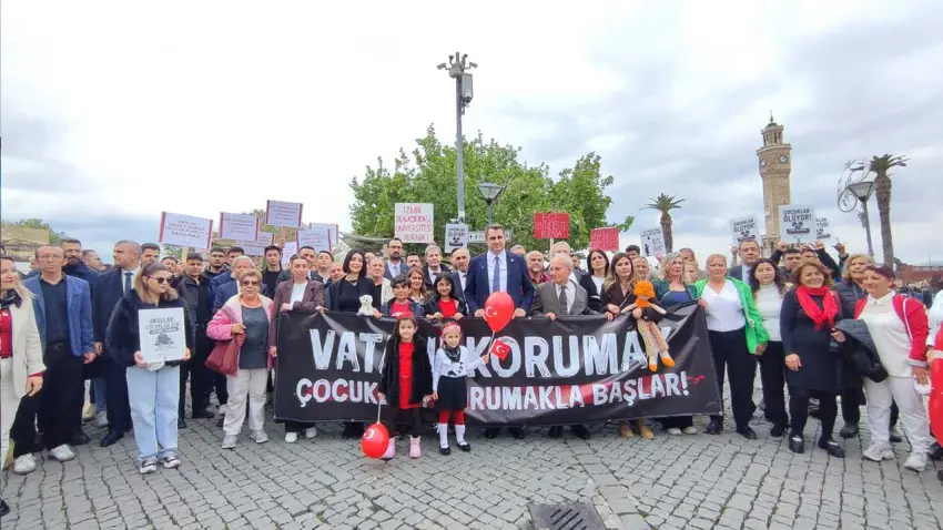 CHP’li Güç’ten İl Milli Eğitim önünde istifa çağrısı: "Bu bakanlık yönetilemiyor" haberinin görseli