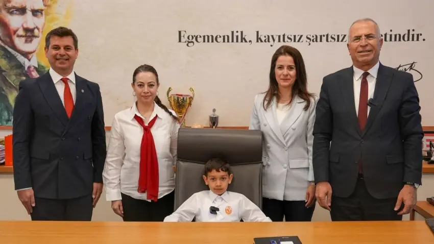 Gaziemir’de 23 Nisan’da başkanlık koltuğuna minik Ege oturdu haberinin görseli
