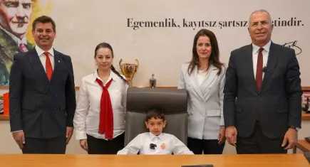 Gaziemir’de 23 Nisan’da başkanlık koltuğuna minik Ege oturdu