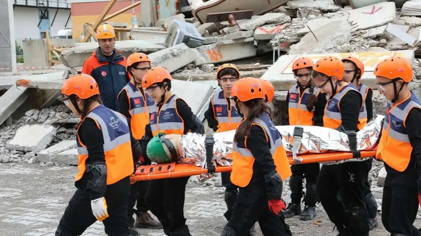 İzmir’de 23 Nisan’da afet yönetimini çocuklar üstlendi haberinin görseli