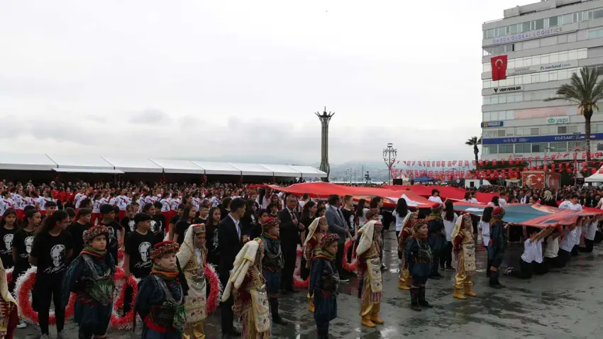 İzmir’de 23 Nisan kutlamaları Cumhuriyet Meydanı’ndaki törenle başladı haberinin görseli