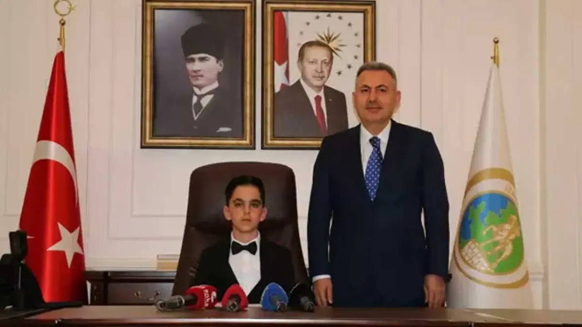İzmir Valisi Elban, makamını 4’üncü sınıf öğrencisi Can'a devretti görseli
