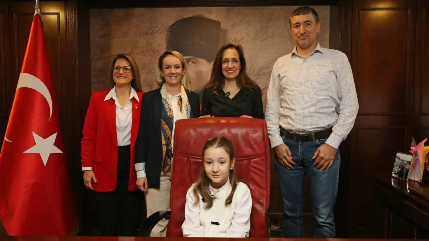 Karşıyaka’da 23 Nisan’da başkanlık koltuğu Defne Tanrıken’e emanet haberinin görseli