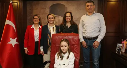 Karşıyaka’da 23 Nisan’da başkanlık koltuğu Defne Tanrıken’e emanet