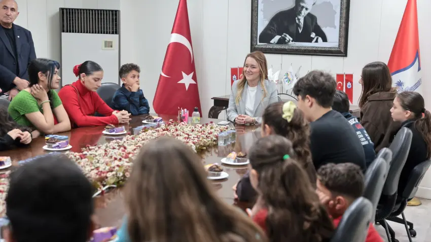 Konak Kent Konseyi Çocuk Meclisi 23 Nisan’da Başkan Mutlu’yu ziyaret etti haberinin görseli