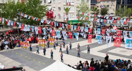 Narlıdere’de 23 Nisan coşkusu: Başkanlık koltuğu çocuklara emanet