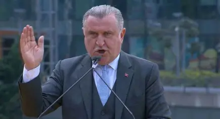 Spor Bakanı Bak’ın derbi öncesi ‘şampiyon cimbom’ sözü tepki çekti