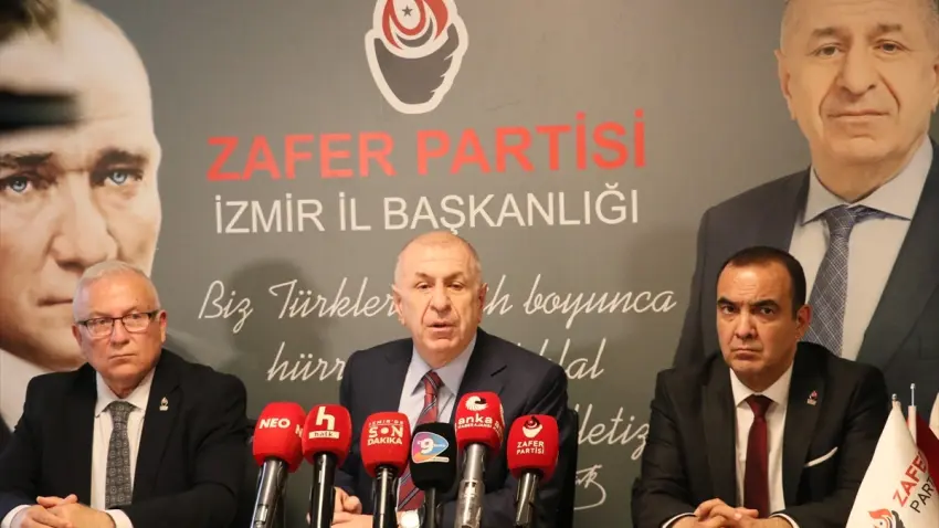 Zafer Partisi Genel Başkanı Ümit Özdağ İzmir’de il başkanlığı binasının açılışını yaptı haberinin görseli