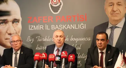 Zafer Partisi Genel Başkanı Ümit Özdağ İzmir’de il başkanlığı binasının açılışını yaptı