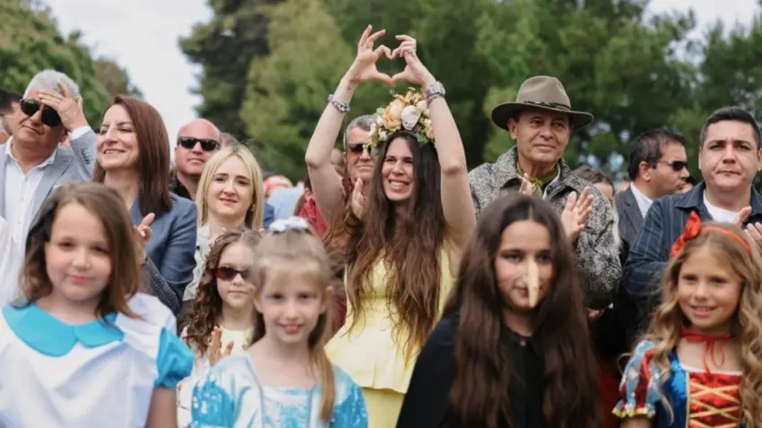 Alaçatı sokaklarında 23 Nisan ve festival coşkusu bir arada yaşandı