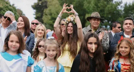 Alaçatı sokaklarında 23 Nisan ve festival coşkusu bir arada yaşandı