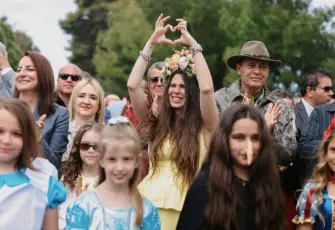 Alaçatı sokaklarında 23 Nisan ve festival coşkusu bir arada yaşandı