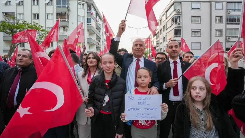 Başkan Işık’tan 23 Nisan kortejinde demokrasi vurgusu haberinin görseli