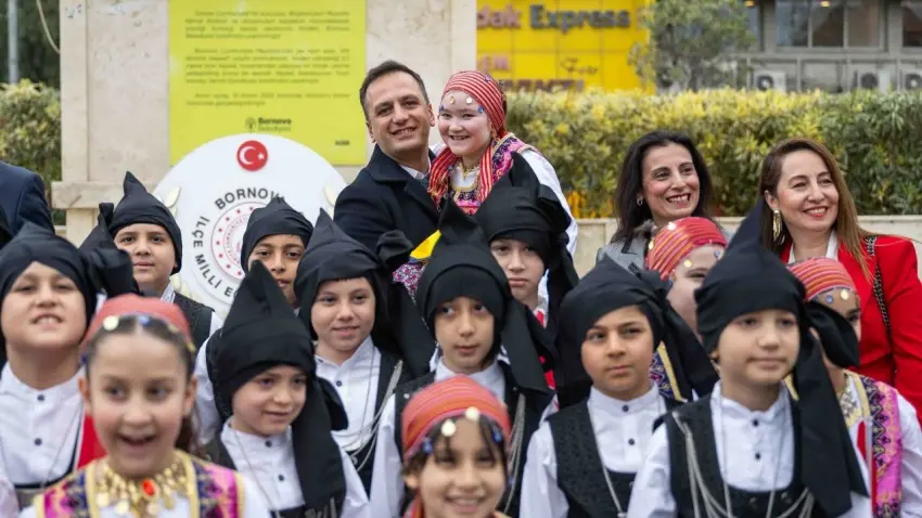 Bornova’da minik başkanlardan çifte dil mesajı: “Yurtta Barış, Dünya’da Barış” haberinin görseli