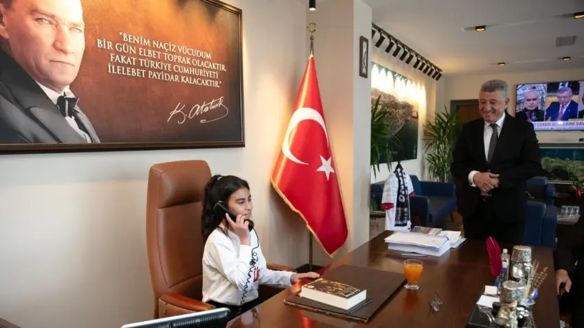 Esila Çam, 23 Nisan’da Güzelbahçe’nin minik başkanı oldu