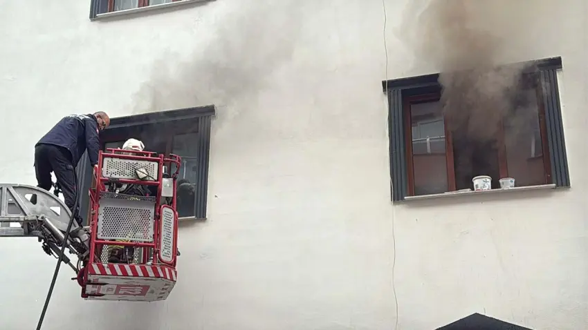 Evini ateşe verdiği için gözaltına alındı: Nezarethanede rahatsızlanan zanlı hayatını kaybetti  haberinin görseli