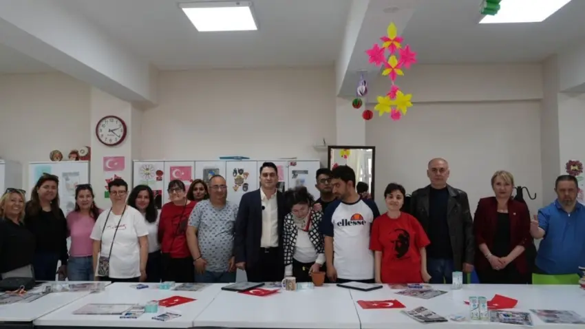 İzmir’de Ülkü Ocakları’ndan öğrencilere 23 Nisan hediyesi haberinin görseli