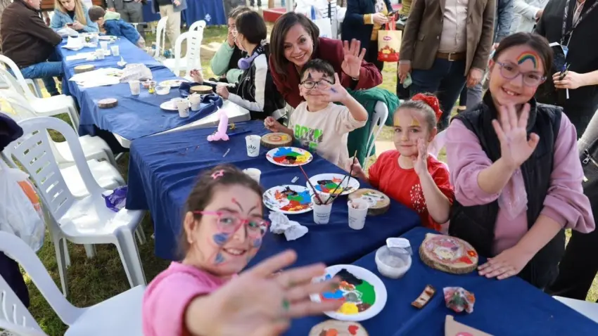 Karabağlar’da çocuklar 23 Nisan’ı doyasıya kutladı haberinin görseli