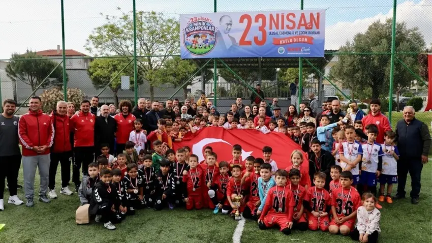 Menderes’te 23 Nisan’da Minik Kramponlar Turnuvası düzenlendi