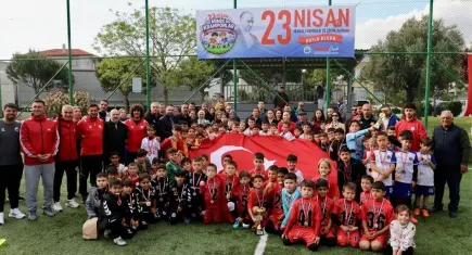 Menderes’te 23 Nisan’da Minik Kramponlar Turnuvası düzenlendi
