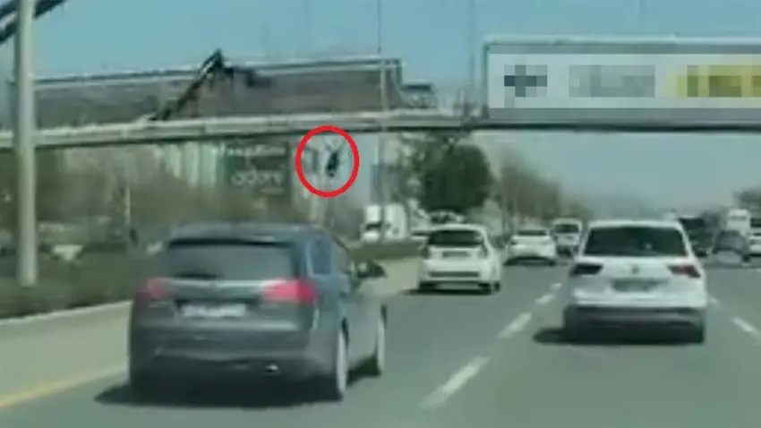 Afiş asarken üst geçitten düştü: Otomobilin altında can verdi haberinin görseli