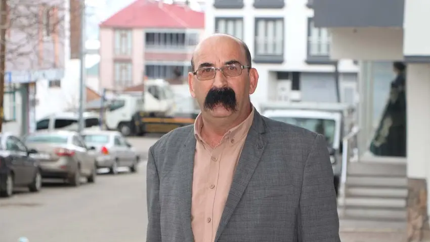 Bıyıklarıyla gündem olan ilçe başkanı konuştu: Yakıştığı için uzattım haberinin görseli