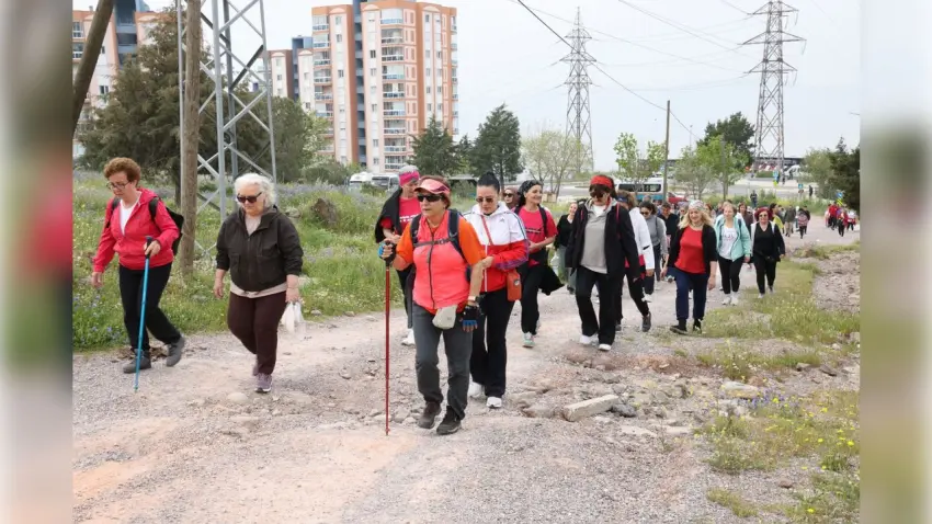 Çiğli nefes aldı: Doğada sağlık ve dostluk yürüyüşü haberinin görseli